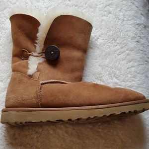 UGG Bailey button